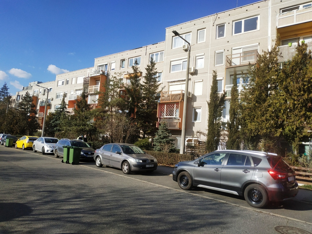 84m2-es 4 szobás erkélyes