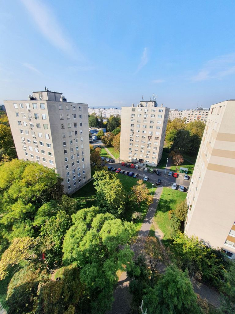 Eladó 3 szobás X. emeleti